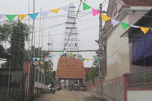 Cây thông làm bằng nồi đất. Ảnh: Nghi Vạn.