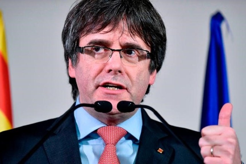 Cựu Thủ hiến Catalonia Carles Puigdemont ăn mừng chiến thắng ở Brussels. Ảnh: CNN