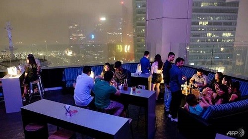 Khách hàng dự tiệc đón năm mới ở Skyline được mời chào gói tiệc thanh toán bằng một đồng Bitcoin. Ảnh: AFP.