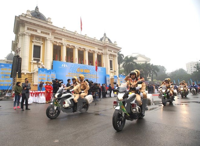 Cảnh sát giao thông Công an Hà Nội ra quân đảm bảo trật tự an toàn giao thông. (Ảnh: Việt Hùng/Vietnam+)