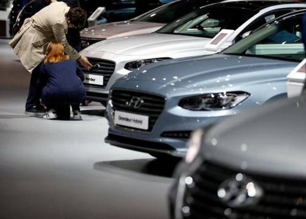 Khách hàng tham quan showroom của Hyundai Motors. (Nguồn: Reuters)