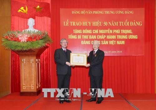 Thay mặt Bộ Chính trị, Ban Bí thư, đồng chí Trần Quốc Vượng trao Huy hiệu 50 năm tuổi Đảng tặng đồng chí Nguyễn Phú Trọng, Tổng Bí thư Ban Chấp hành Trung ương Đảng Cộng sản Việt Nam.