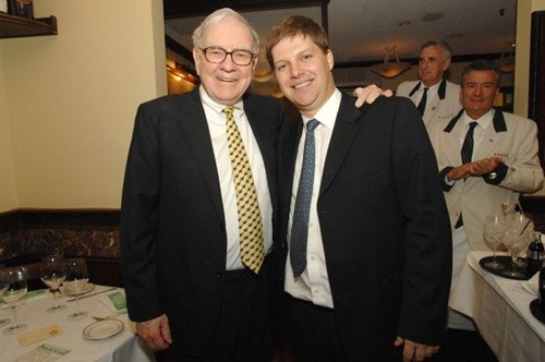 Warren Buffett (trái) và Guy Spier (phải). Ảnh: Guy Spier