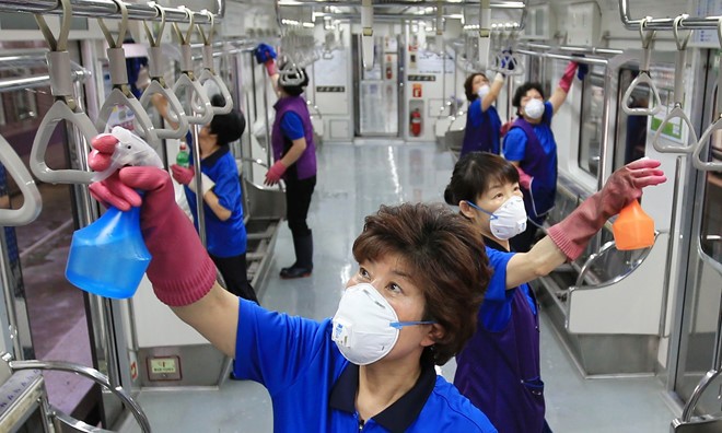 Nhân viên vệ sinh tại một nhà ga ở thủ đô Seoul. Ảnh: AFP.