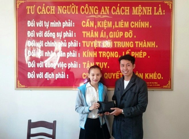 Anh Lâm trả lại số tiền cùng giấy tờ tùy thân cho chị Tâm. Ảnh: Triệu Thanh.