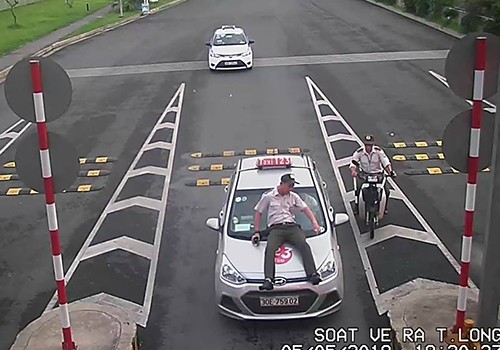 Nhân viên an ninh bị taxi hất lên capo được camera ghi lại. Ảnh: Sân bay Nội Bài. 