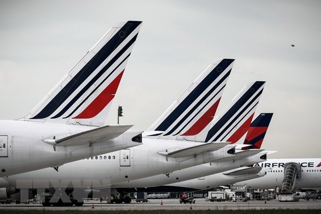 Nhân viên Hãng hàng không Air France tham gia đình công bên ngoài trụ sở ở Rossy, Pháp. (Nguồn: AFP/TTXVN)