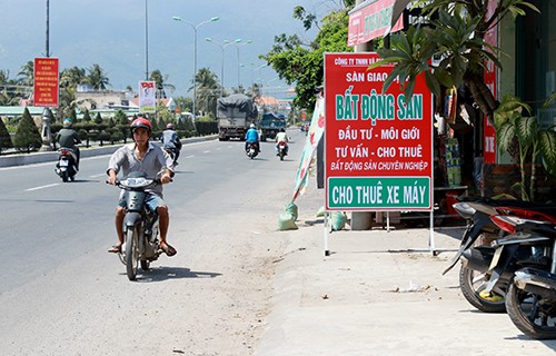 Điểm giao dịch bất động sản tại trung tâm huyện Vạn Ninh, Khánh Hòa. Ảnh: An Phước.