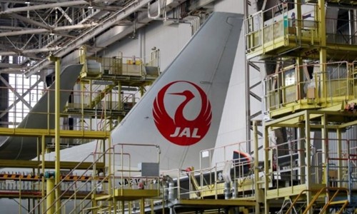 Một máy bay của JAL tại sân bay Haneda. Ảnh: Reuters