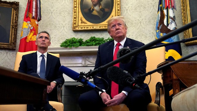 Tổng thống Mỹ Donald Trump và Tổng thư ký NATO Jens Stoltenberg. (Ảnh: Reuters)