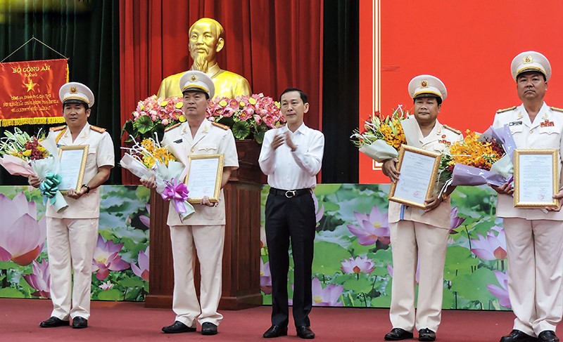 Chủ tịch UBND TP Cần Thơ Võ Thành Thống trao quyết định của Bộ trưởng Bộ Công an cho các đồng chí trong Ban Giám đốc, Công an TP Cần Thơ. Ảnh báo Cần Thơ.