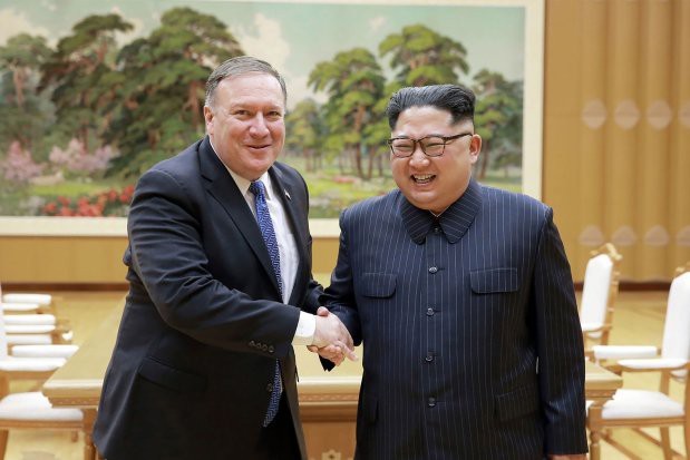 Ngoại trưởng Pompeo và nhà lãnh đạo Kim Jong-un gặp nhau tại Bình Nhưỡng (Ảnh: Reuters)