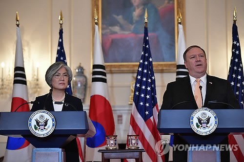 Ngoại trưởng Mỹ Mike Pompeo (phải) và người đồng cấp Hàn Quốc Kang Kyung-wha (Ảnh: Yonhap)