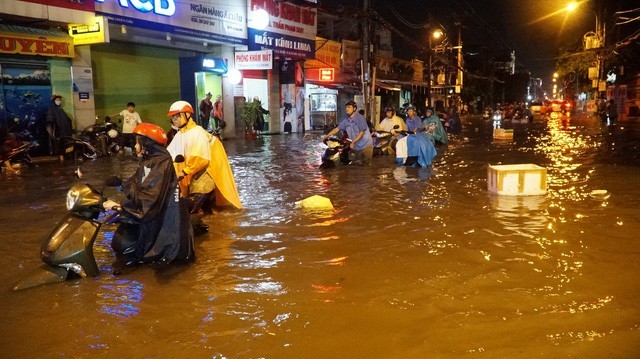 Chiều 19/5, mưa ngập tới yên xe mà thống kê chỉ ngập từ 0,1-0,25m (ảnh: Trương Nhân)