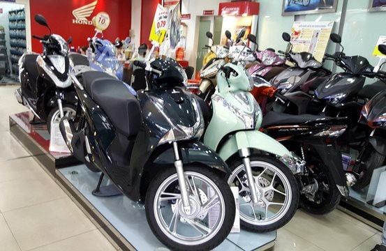 Trong khi xe tay ga của các thương hiệu Piaggio, SYM, Suzuki không tăng giá, thì xe tay ga của Honda Việt Nam tăng mạnh.