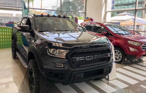 Mẫu Ranger độ phong cách Raptor ở ngoại thất có giá khoảng 1,3 tỷ tại một đại lý Ford ở TP. HCM.