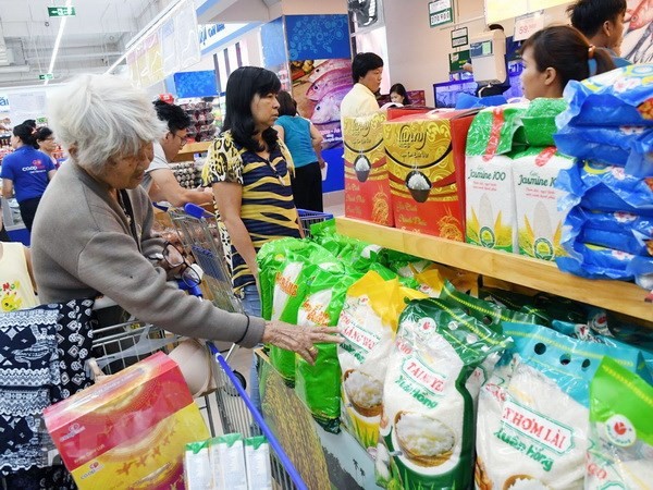 Khách hàng chọn mua các mặt hàng nông sản thực phẩm tại siêu thị. (Ảnh: Mỹ Phương/TTXVN).