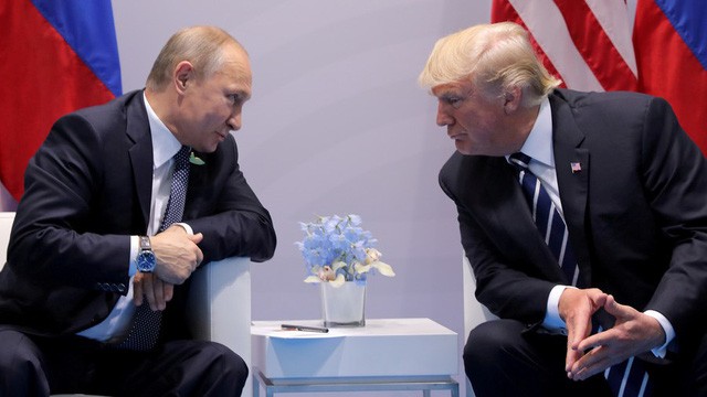 Tổng thống Putin và Tổng thống Trump gặp nhau tại Đức bên lề một sự kiện ở Đức năm 2017 (Ảnh: Reuters).