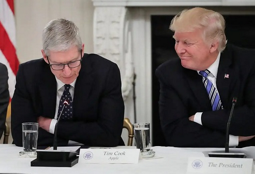 Tim Cook (bên trái) đã có cuộc gặp với Tổng thống Mỹ (bên phải) tháng trước.