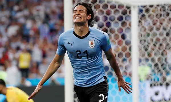 Cavani thể hiện bản năng của một sát thủ hàng đầu với hai pha dứt điểm lạnh lùng. Ảnh: Reuters.