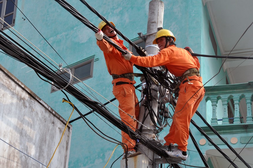 Công nhân ngành điện căng mình làm việc trong mùa nắng nóng bảo đảm điện phục vụ đời sống và sinh hoạt của người dân. Ảnh VGP Toàn Thắng.