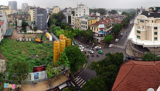 Hà Nội có nhiều lô đất bỏ hoang nhiều năm, điển hình như lô đất có 2 mặt tiền Hàng Bài - Hai Bà Trưng. Ảnh: Anh Tuấn.