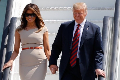 Tổng thống Mỹ Donald Trump và đệ nhất phu nhân Melania hôm nay xuống sân bay Stansted. Ảnh: AFP.