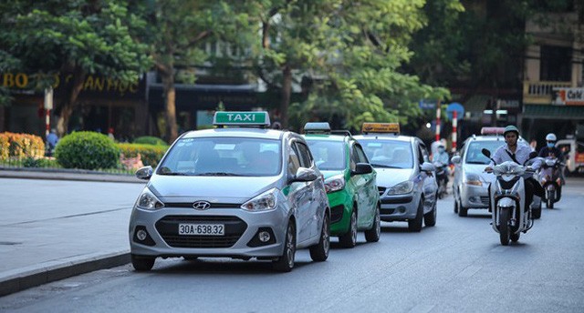 Các hiệp hội taxi đã kiến nghị Chính phủ nên cho tạm dừng thí điểm Grab...