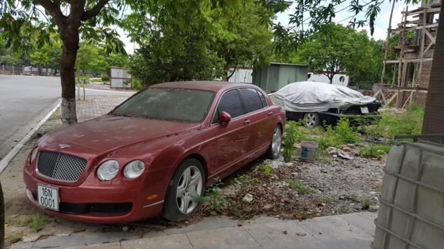 Xót xa nhìn siêu xe tiền tỷ Bentley bị “bỏ rơi” ở vỉa hè Hải Phòng