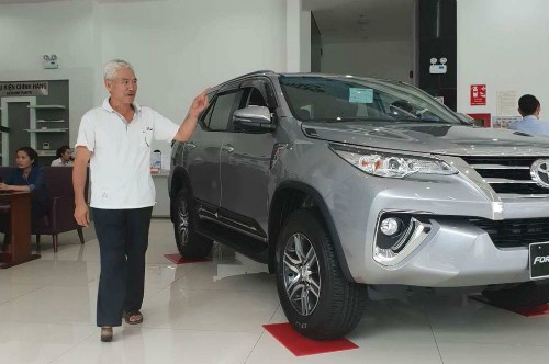 Khách hàng xem xe Fortuner ở một đại lý Toyota tại TP HCM..