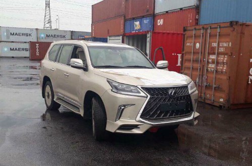 Lexus LX570 SuperSport bản bốn chỗ khui công tại cảng Hải Phòng. 