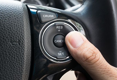 Bố trí các nút bấm chế độ Cruise Control trên vô-lăng.