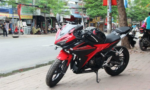 Honda CBR150R 2018 tem màu đỏ-đen mới tại một đại lý ở quận Bình Thạnh, TP HCM.