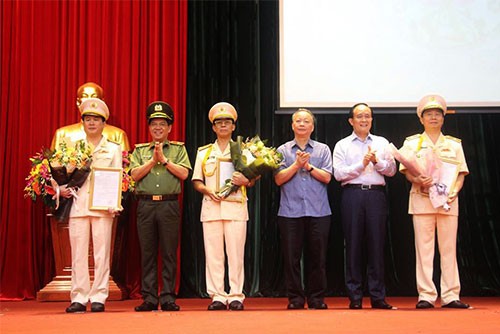 Lãnh đạo TP Hà Nội trao quyết định bổ nhiệm cho ba tân phó giám đốc công an TP. Ảnh: Thanh Sơn.