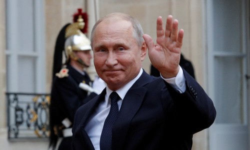 Tổng thống Putin tới Điện Elysee sau buổi lễ kỷ niệm hôm 11/11. Ảnh: Reuters.