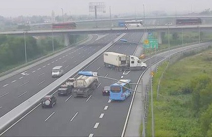 Xe container quay đầu, đi ngược chiều trên cao tốc Hà Nội - Hải Phòng sáng 10/11.