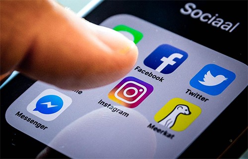 Instagram được yêu thích không kém Facebook và Twitter. 