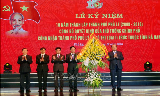 Bộ trưởng, Chủ nhiệm VPCP Mai Tiến Dũng chúc mừng thành phố Phủ Lý được Thủ tướng Chính phủ công nhận là đô thi loại II.