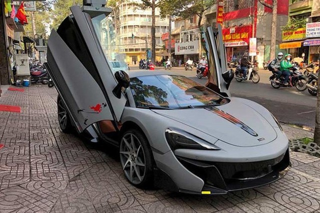 Siêu xe Mclaren 570S đã tìm được người rước về garage.