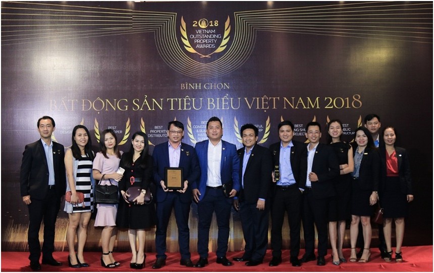 Ban lãnh đạo, đội ngũ quản lý DKRA Vietnam và Ban điều hành các công ty thành viên phấn khởi chụp ảnh lưu niệm tại Lễ trao giải Bất động sản tiêu biểu năm 2018.