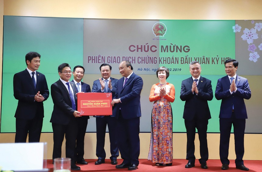 Khai trương phiên giao dịch chứng khoán đầu Xuân Kỷ Hợi, Thủ tướng Nguyễn Xuân Phúc chia sẻ niềm tin mạnh mẽ trong năm mới.