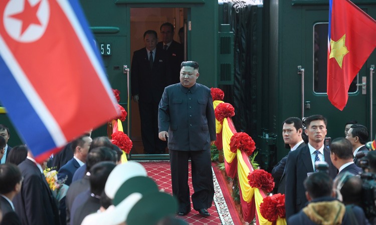 Lãnh đạo Triều Tiên Kim Jong-un xuống tàu tại ga Đồng Đăng sáng 26/2. Ảnh: Reuters. 