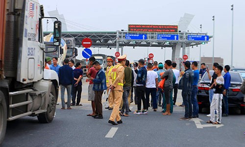 Nhiều tài xế tập trung đề nghị miễn phí qua trạm BOT Phả Lại sáng 27/12/2018 khi trạm này bắt đầu thu phí. Ảnh: Phương Sơn.