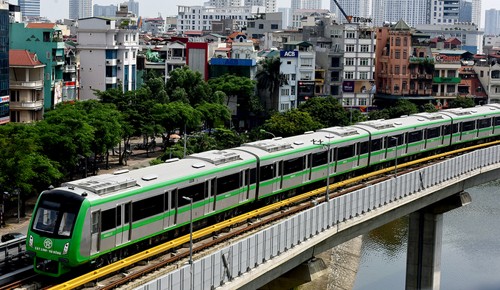 Tàu điện tuyến Cát Linh - Hà Đông đi qua hồ Hoàng Cầu. Ảnh: Ngọc Thành..