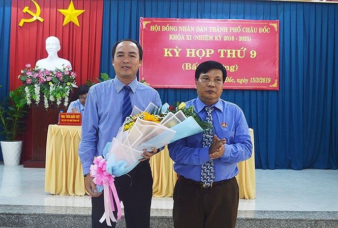 Ông Lâm Quang Thi cầm hoa - Ảnh: Nông Nghiệp.