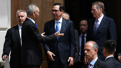 Ông Lưu Hạc nói chuyện với ông Mnuchin và Lighthizer khi rời đi. Ảnh: Reuters.