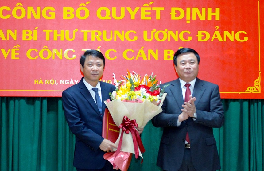 GS.TS Nguyễn Xuân Thắng trao quyết định và chúc mừng đồng chí Nguyễn Ngọc Hà.