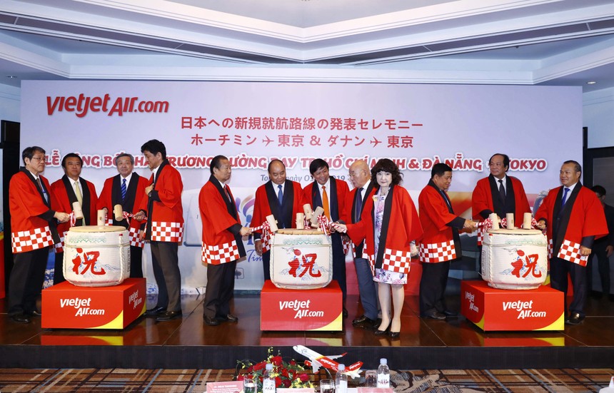 Lãnh đạo cấp cao Việt Nam và Nhật Bản cùng lãnh đạo Vietjet thực hiện nghi thức công bố đường bay mới.