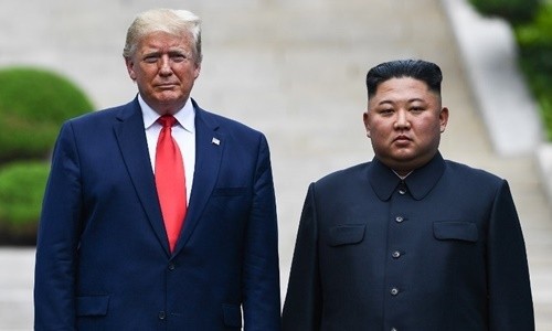 Tổng thống Mỹ Trump (trái) và lãnh đạo Triều Tiên Kim Jong-un tại DMZ ngày 30/6. Ảnh: Reuters.