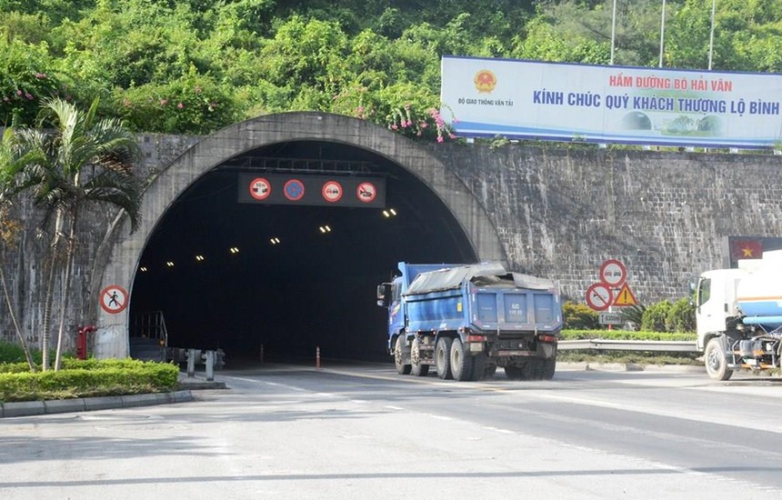 Phương tiện lưu thông qua hầm đường bộ Hải Vân. (Ảnh: Việt Hùng/Vietnam).